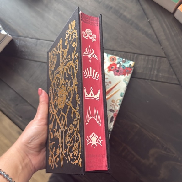 Lightlark: Collector’s Edition and other fantasy books - Picture 5 of 10
